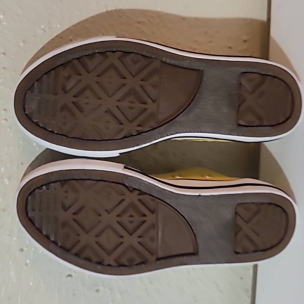 Yellow Converse - Picture 4 of 5